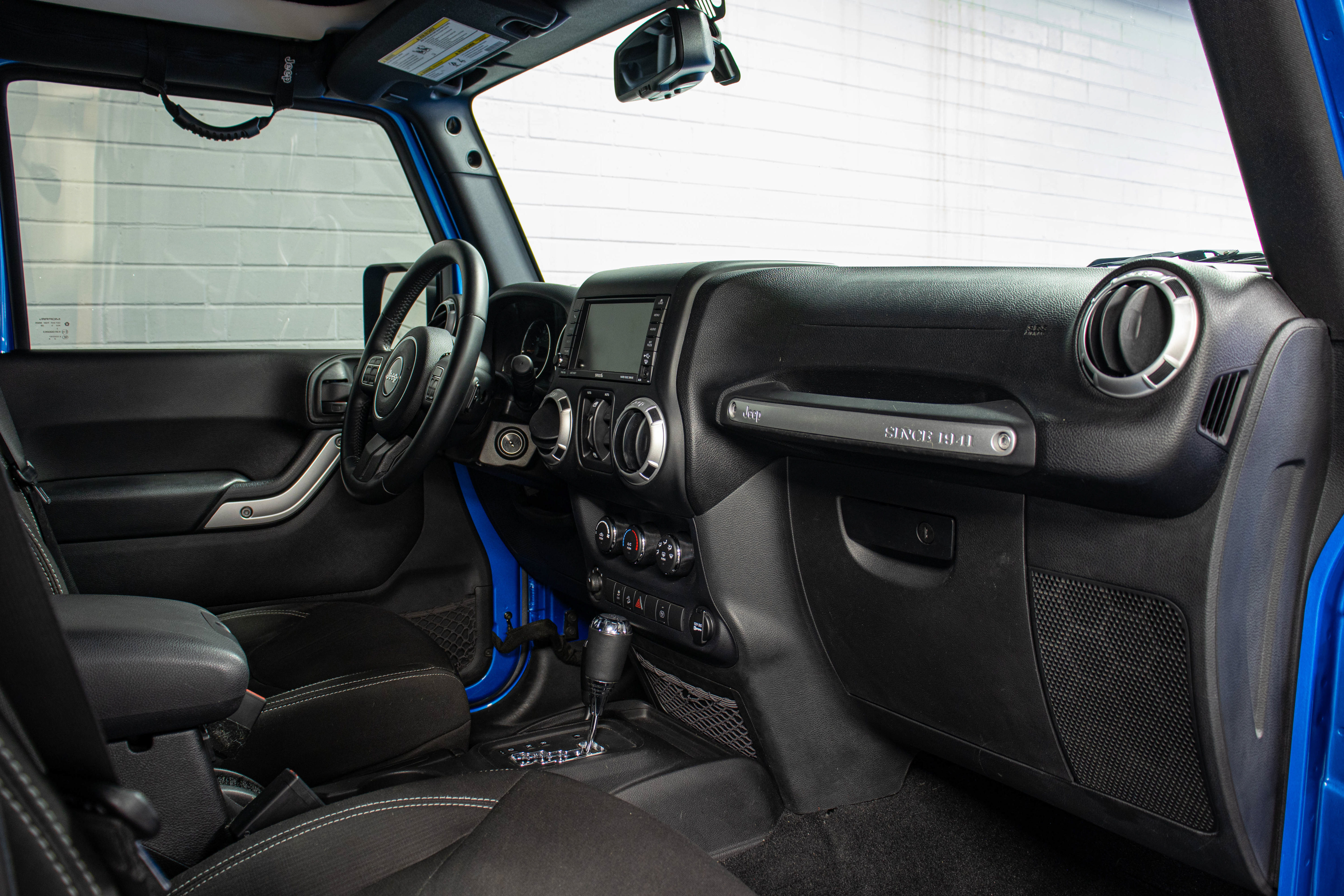 Used 2015 Jeep Wrangler Unlimited Rubicon w/ Connectivity Group AWD/4WD image 19
