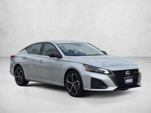 Used 2024 Nissan Altima 2.5 SR FWD image 3