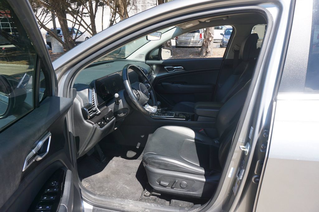 Used 2024 Kia Sportage EX FWD image 2
