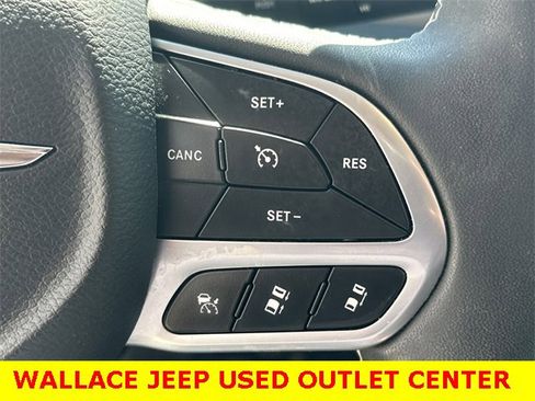 Certified 2023 Chrysler Pacifica Touring-L image 23