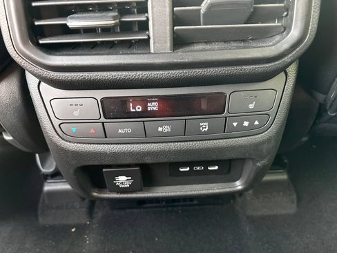 Used 2025 Honda Pilot Black Edition image 17