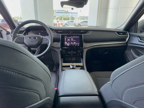 Used 2025 Jeep Grand Cherokee L Laredo image 31