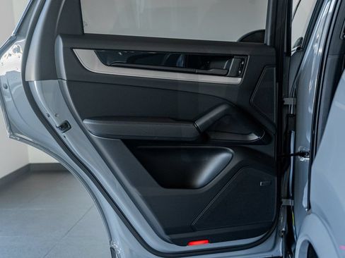 Certified 2025 Porsche Cayenne AWD/4WD image 25