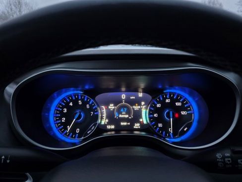 Used 2023 Chrysler Pacifica Touring-L image 29