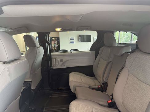 Used 2026 Toyota Sienna LE FWD image 12