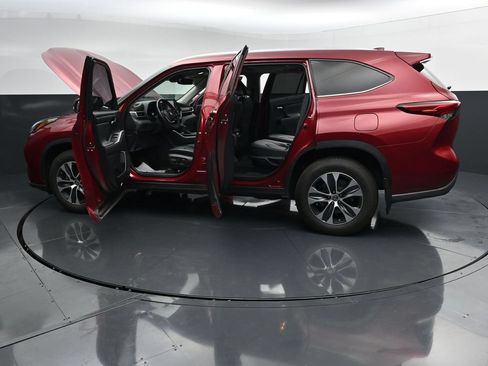 Used 2022 Toyota Highlander XLE AWD/4WD image 42