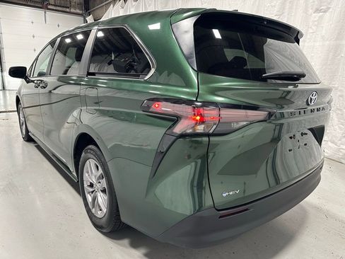 Used 2025 Toyota Sienna LE image 5