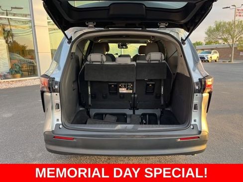 Used 2022 Toyota Sienna LE w/ LE Plus Package FWD image 32