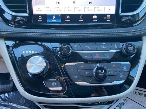Used 2023 Chrysler Pacifica Touring-L image 16