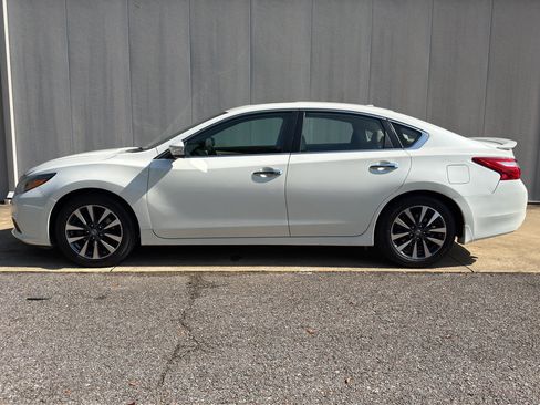 Used 2017 Nissan Altima 2.5 SL w/ 2.5 Technology Package FWD image 6