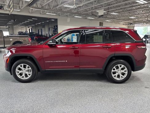 Used 2023 Jeep Grand Cherokee Limited w/ Trailer Tow Prep Group (B) AWD/4WD image 4