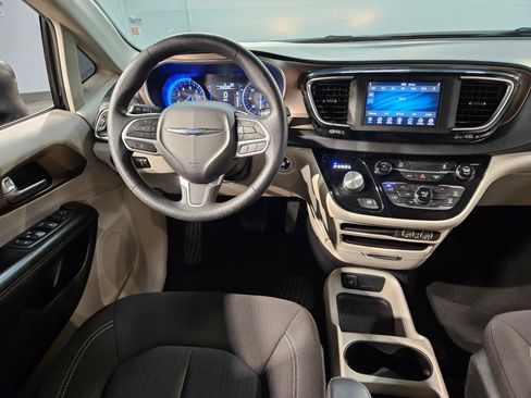 Used 2021 Chrysler Voyager L FWD image 9