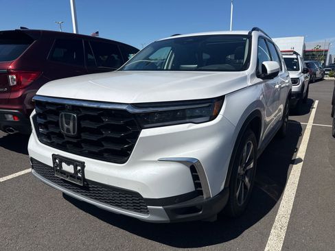 Used 2025 Honda Pilot Elite image 1