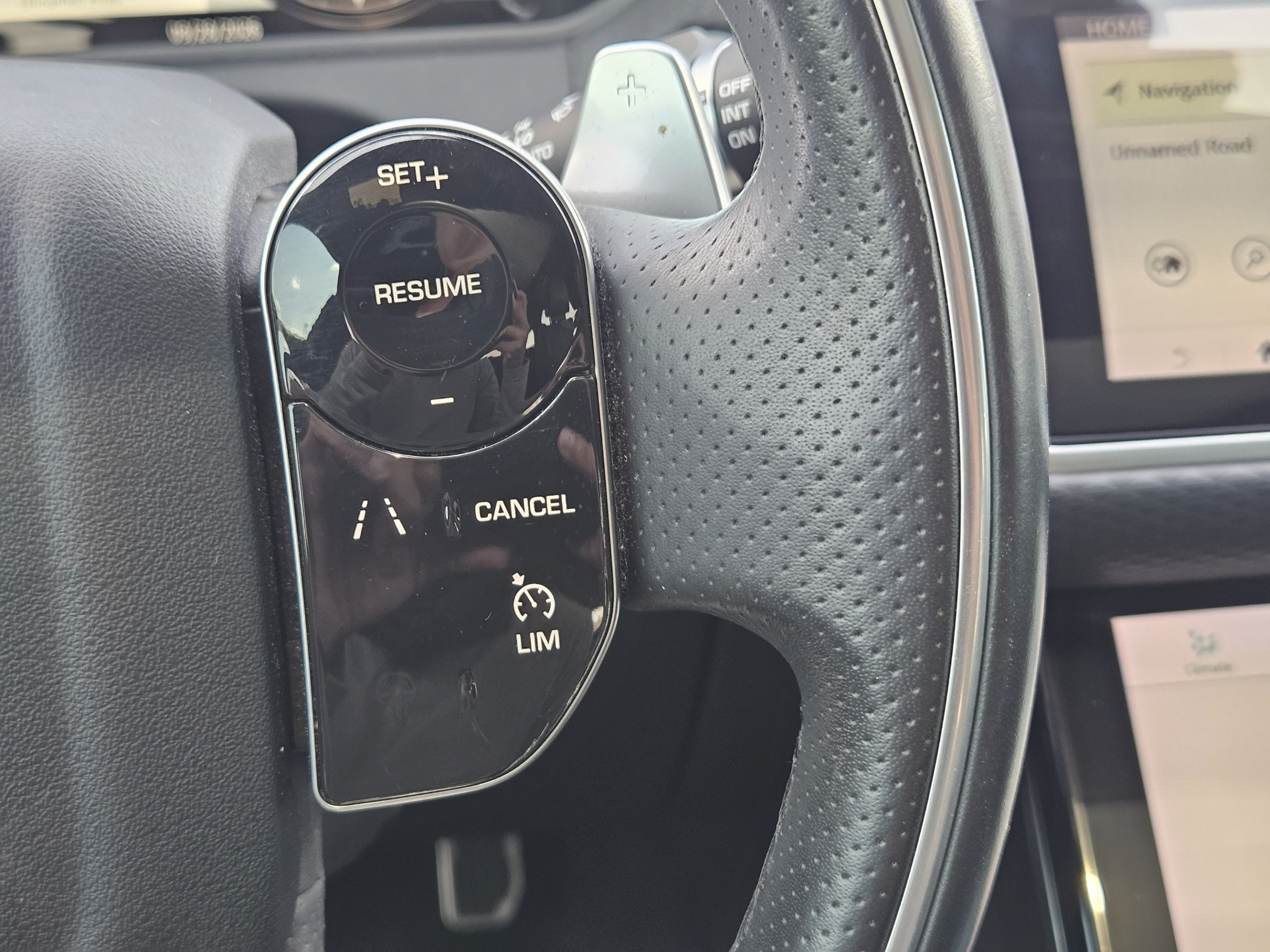 Used 2018 Land Rover Range Rover Velar R-Dynamic SE AWD/4WD image 18