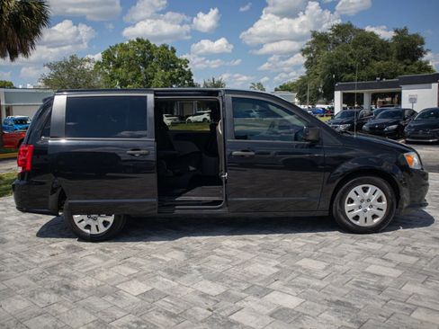 Used 2019 Dodge Grand Caravan SE w/ UConnect Hands-Free Group FWD image 12