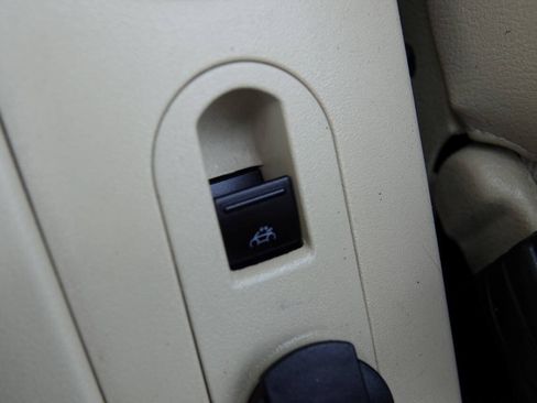 Used 2008 Volkswagen Beetle SE FWD image 7