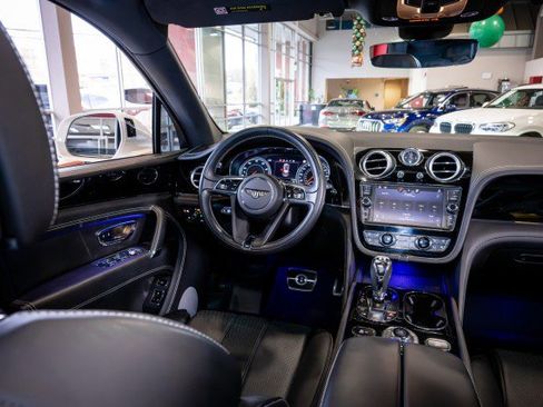 Used 2018 Bentley Bentayga image 32
