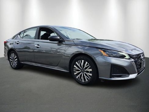 Used 2025 Nissan Altima 2.5 SV FWD image 7