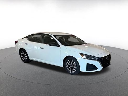 Used 2025 Nissan Altima 2.5 SV FWD image 2