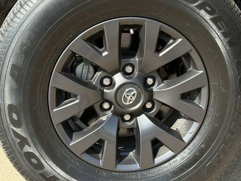 Used 2022 Toyota Tacoma SR5 RWD image 11