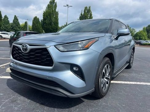 Used 2022 Toyota Highlander XLE FWD image 2