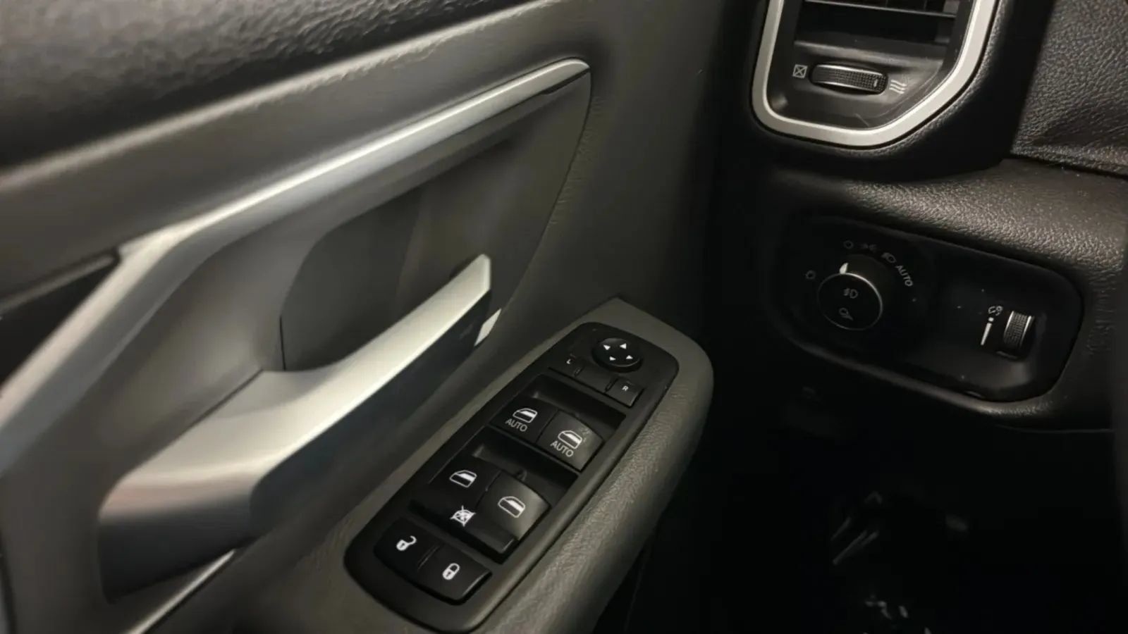 Used 2020 RAM 1500 Big Horn RWD image 16