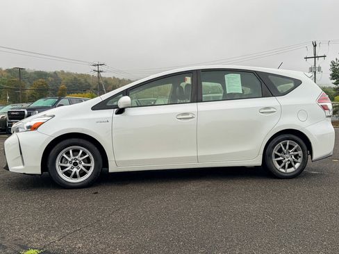 Used 2017 Toyota Prius V Four image 6