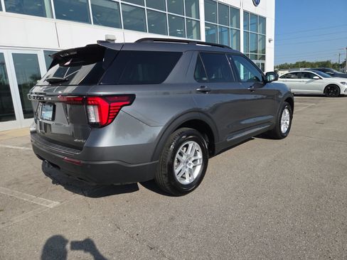 Used 2025 Ford Explorer Active AWD/4WD image 4