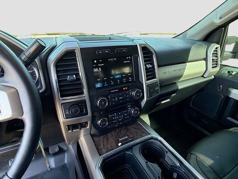 Used 2018 Ford F250 Lariat w/ Chrome Package image 25