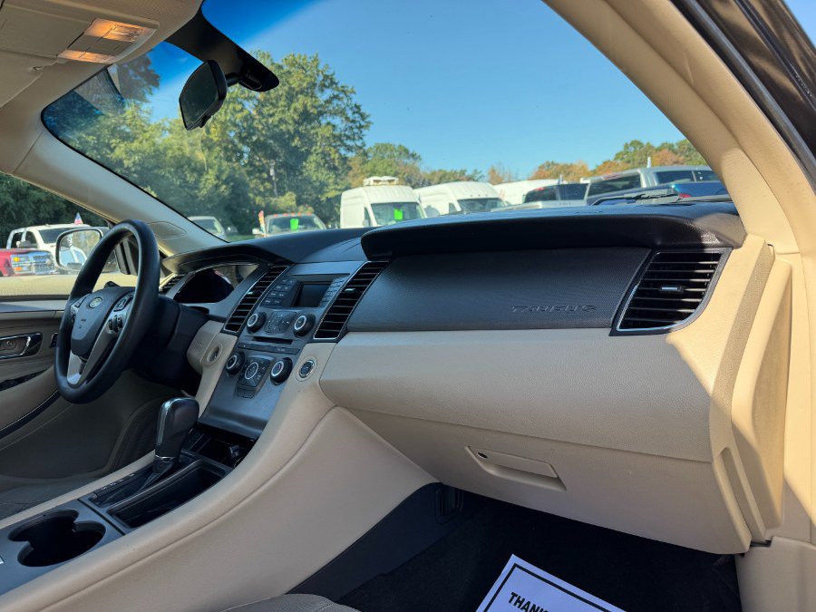 Used 2018 Ford Taurus SE FWD image 19