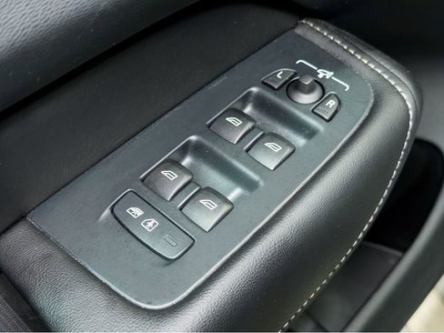 Used 2023 Volvo XC60 T8 Ultimate image 8