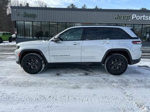 Used 2025 Jeep Grand Cherokee Altitude image 16