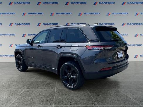 Used 2023 Jeep Grand Cherokee Altitude AWD/4WD image 3