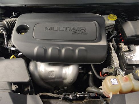 Used 2019 Jeep Cherokee Latitude Plus w/ Comfort/Convenience Group FWD image 30
