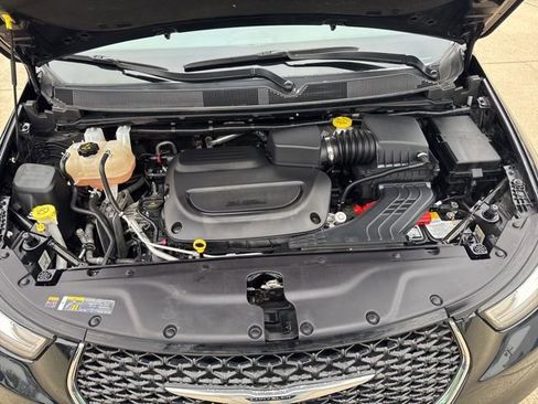 Used 2024 Chrysler Pacifica Touring-L image 9