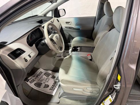 Used 2011 Toyota Sienna w/ Towing Pkg FWD image 22