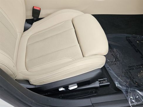 Used 2023 BMW 330i Sedan w/ Premium Package image 35