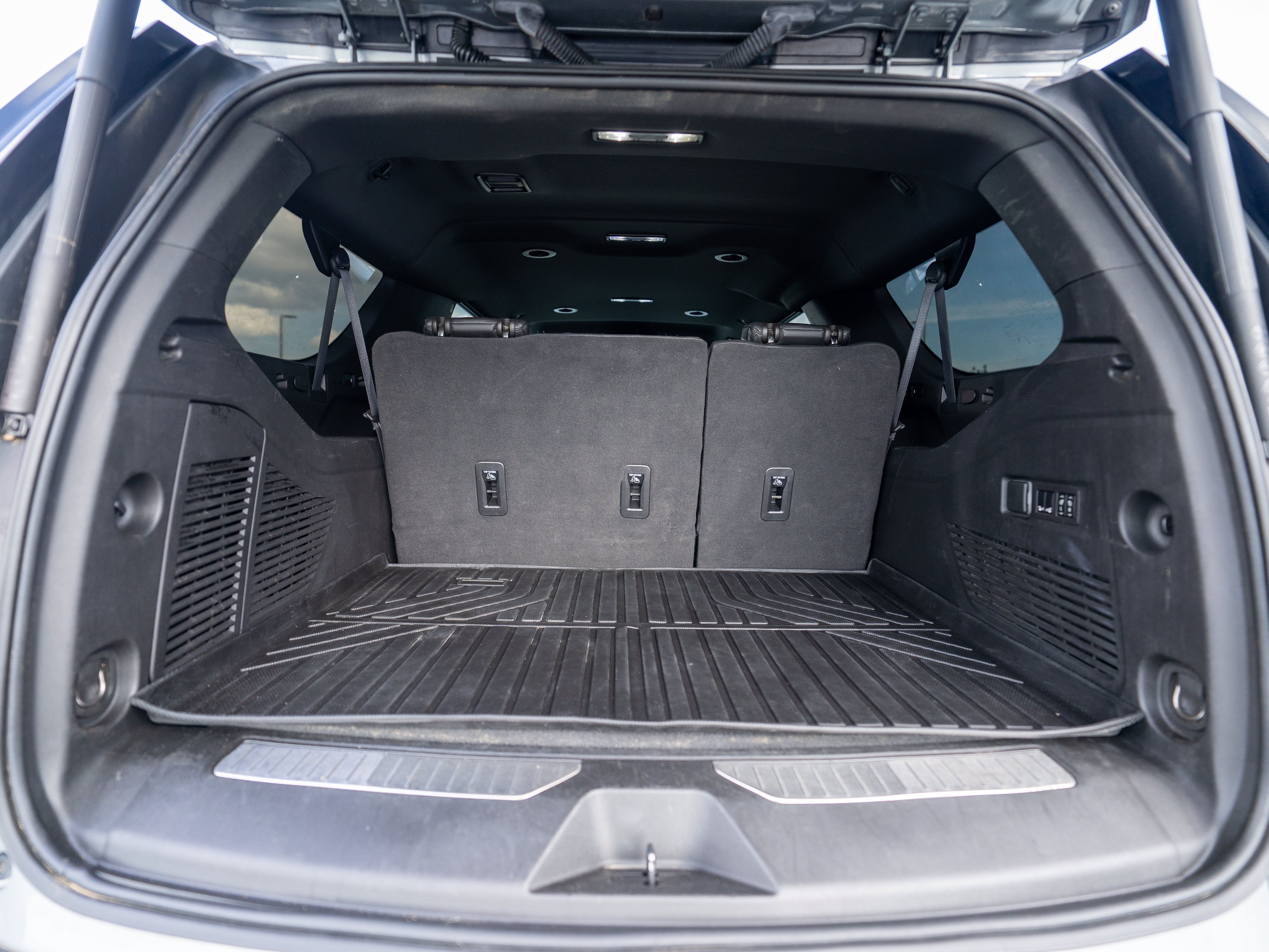 Used 2023 GMC Yukon XL Denali RWD image 47