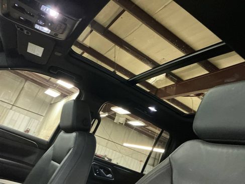 Used 2022 Chevrolet Suburban Z71 w/ Z71 Off-Road Package AWD/4WD image 13