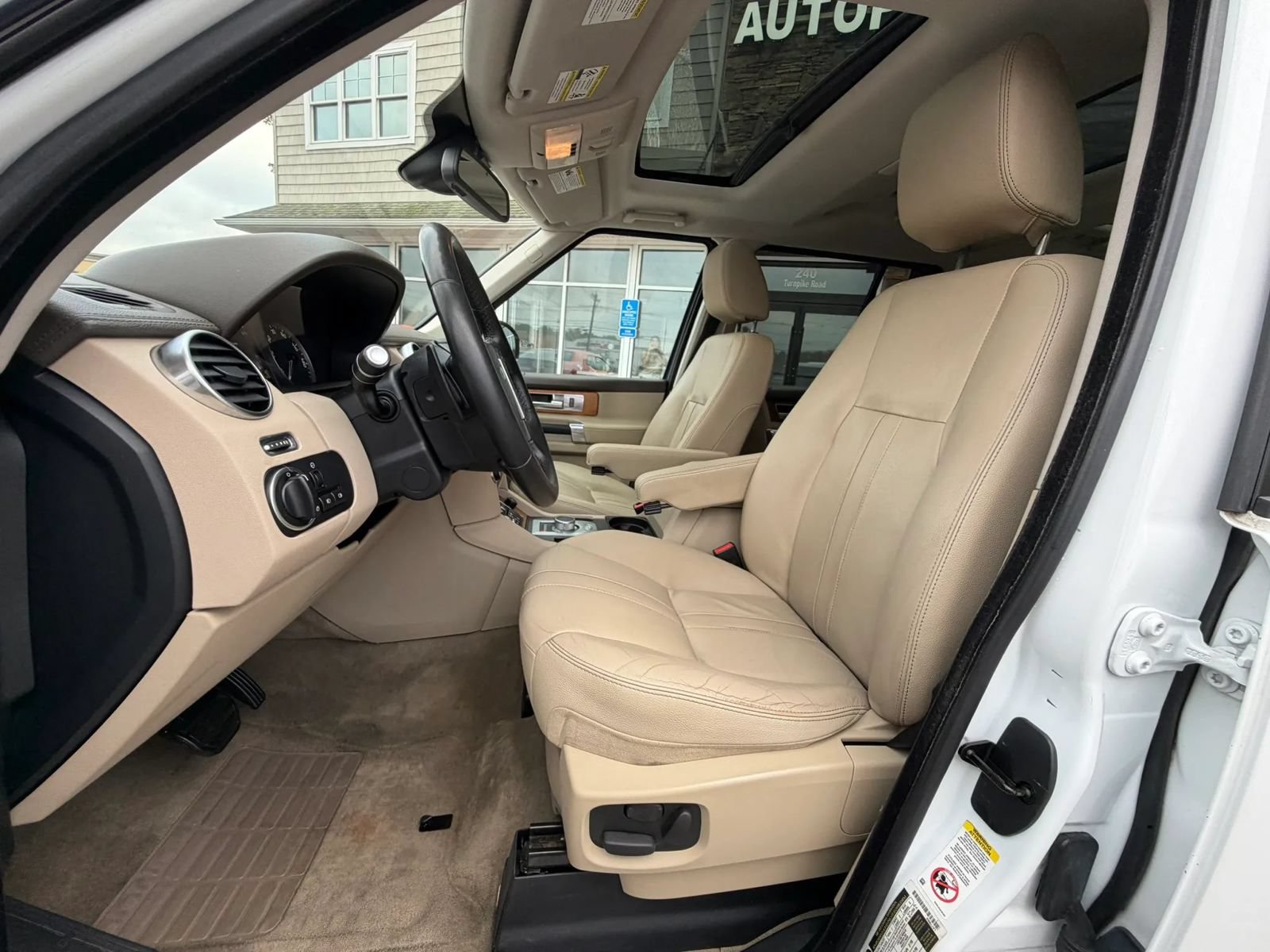 Used 2016 Land Rover LR4 HSE Silver Edition AWD/4WD image 42
