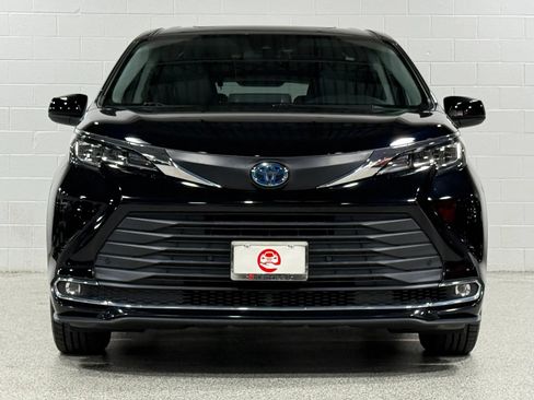 Used 2021 Toyota Sienna XLE FWD image 3