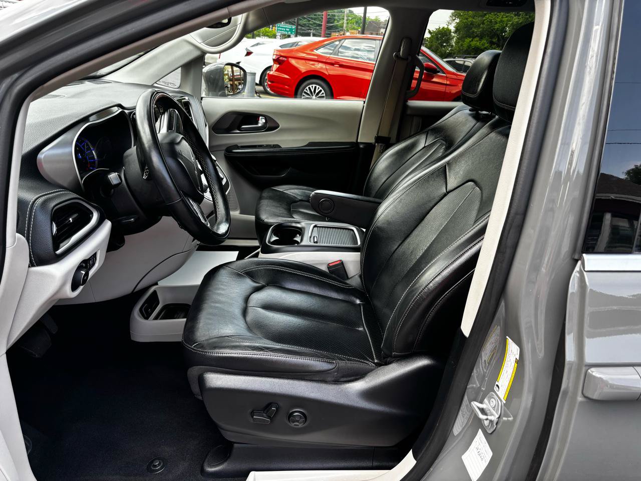 Used 2022 Chrysler Pacifica Touring-L w/ Uconnect Theater Family Group FWD image 13