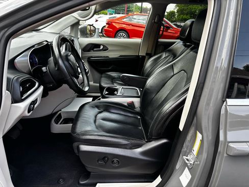 Used 2022 Chrysler Pacifica Touring-L w/ Uconnect Theater Family Group FWD image 13