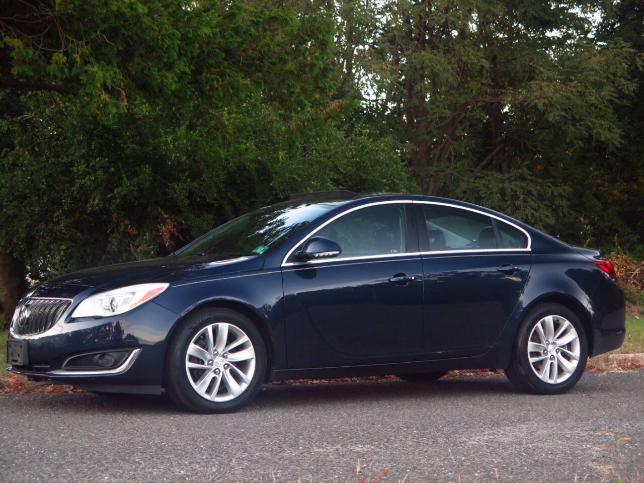 Used 2016 Buick Regal Premium w/ Driver Confidence Package #2 AWD/4WD image 1