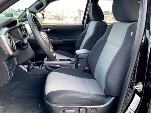 Used 2020 Toyota Tacoma TRD Off-Road image 6