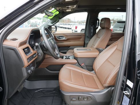 Used 2024 Chevrolet Suburban High Country image 17