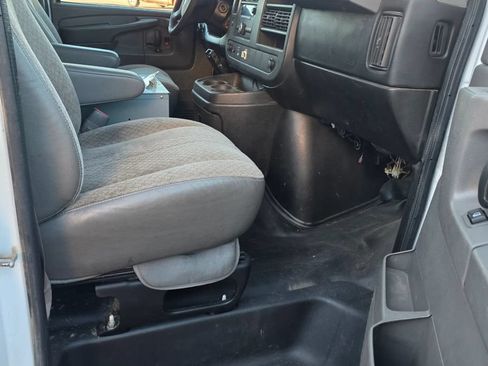 Used 2014 Chevrolet Express 2500 RWD image 11