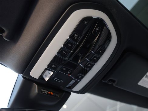 Certified 2025 Porsche Macan image 29