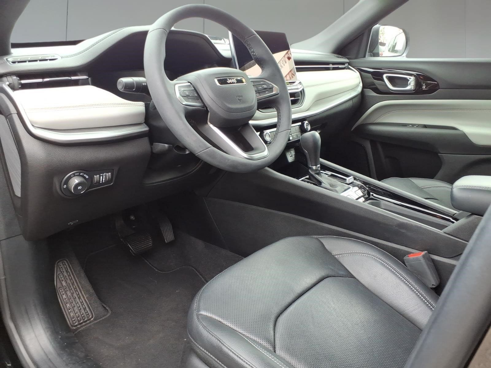 Used 2025 Jeep Compass Limited w/ Elite Group AWD/4WD image 12
