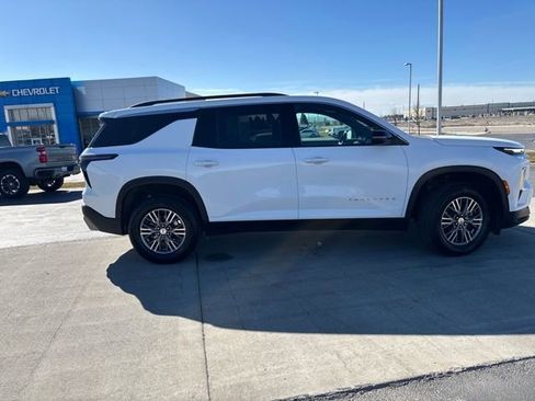 Certified 2025 Chevrolet Traverse LT image 2